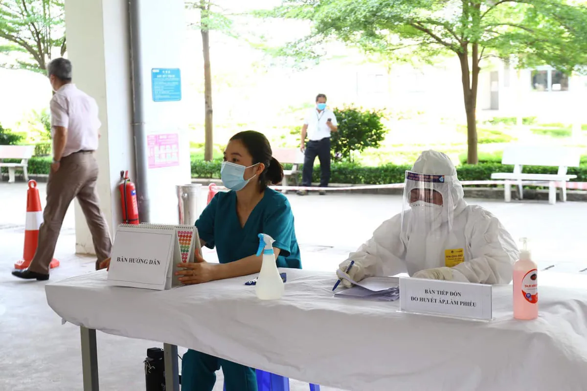Tiêm vaccine COVID-19 cho 300 công nhân khu công nghiệp Đình Trám, Bắc Giang - Ảnh 2. Tiêm vaccine COVID-19 cho 300 công nhân khu công nghiệp Đình Trám, Bắc Giang - Ảnh 2.