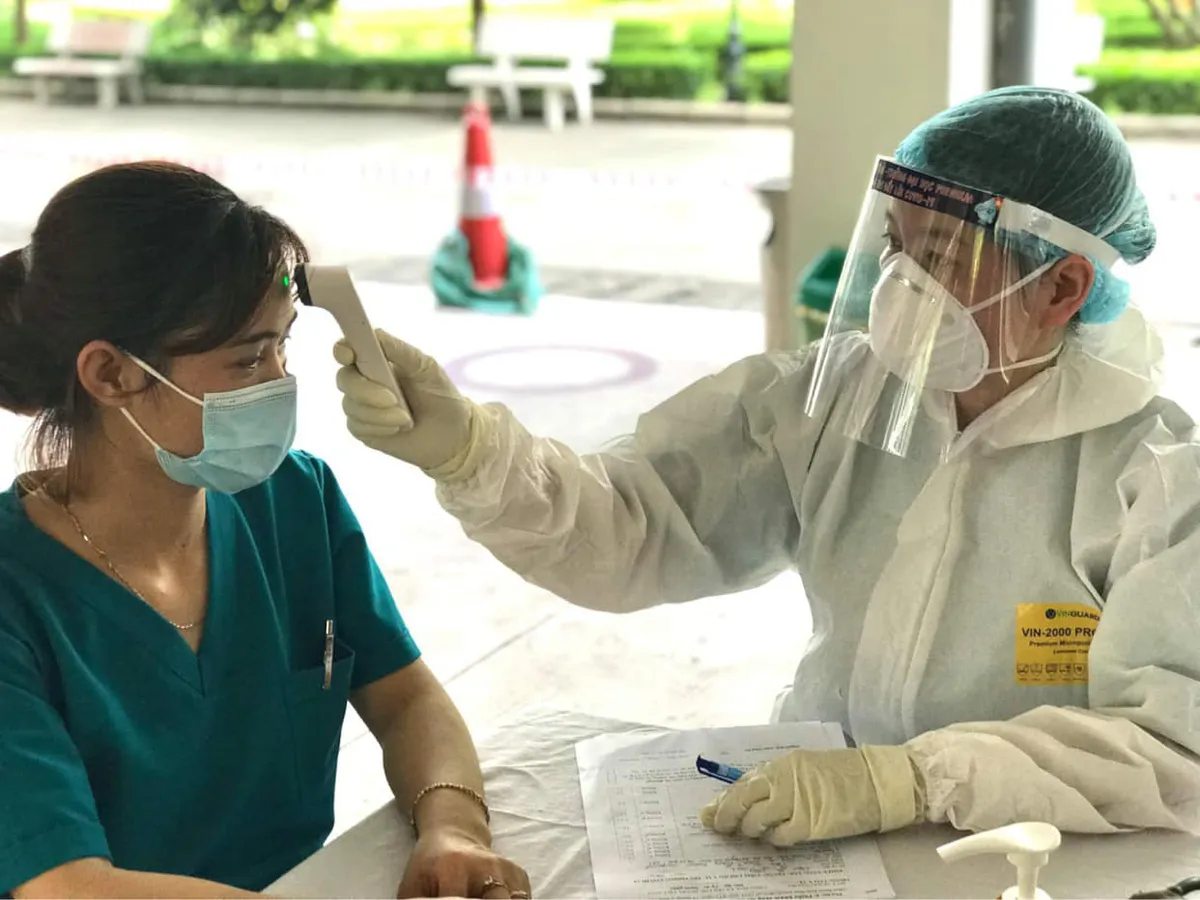 Tiêm vaccine COVID-19 cho 300 công nhân khu công nghiệp Đình Trám, Bắc Giang - Ảnh 4. Tiêm vaccine COVID-19 cho 300 công nhân khu công nghiệp Đình Trám, Bắc Giang - Ảnh 4.