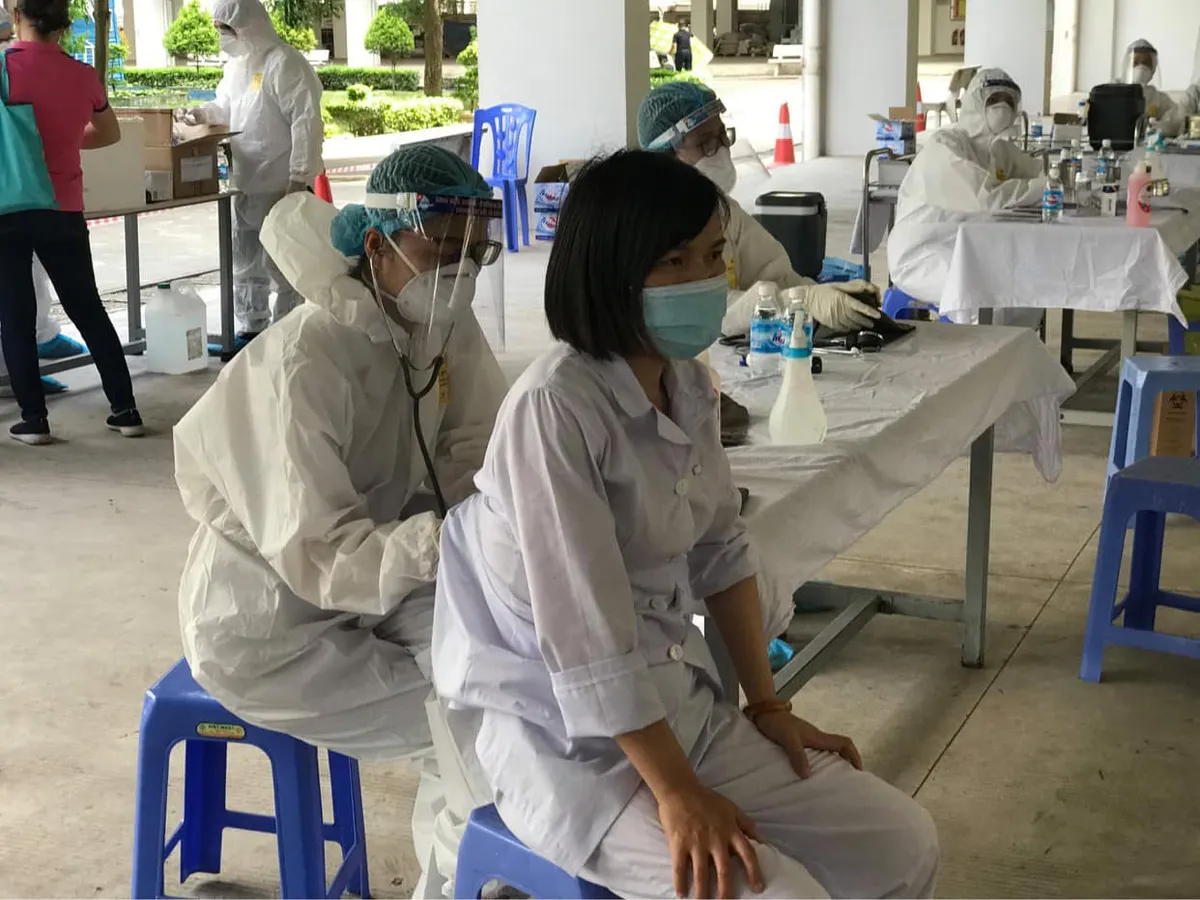 Tiêm vaccine COVID-19 cho 300 công nhân khu công nghiệp Đình Trám, Bắc Giang - Ảnh 3. Tiêm vaccine COVID-19 cho 300 công nhân khu công nghiệp Đình Trám, Bắc Giang - Ảnh 3.