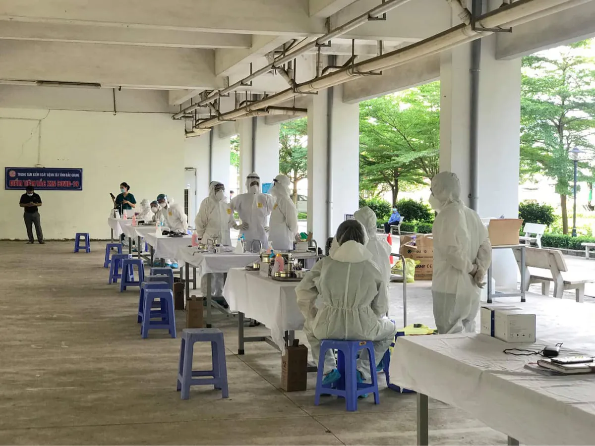 Tiêm vaccine COVID-19 cho 300 công nhân khu công nghiệp Đình Trám, Bắc Giang - Ảnh 1. Tiêm vaccine COVID-19 cho 300 công nhân khu công nghiệp Đình Trám, Bắc Giang - Ảnh 1.