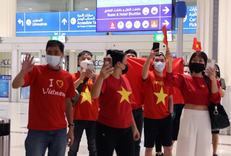 Đại sứ đặc mệnh toàn quyền Việt Nam tại UAE chào mừng ĐT Việt Nam sang thi đấu Vòng loại World Cup - Ảnh 2. Đại sứ đặc mệnh toàn quyền Việt Nam tại UAE chào mừng ĐT Việt Nam sang thi đấu Vòng loại World Cup - Ảnh 2.