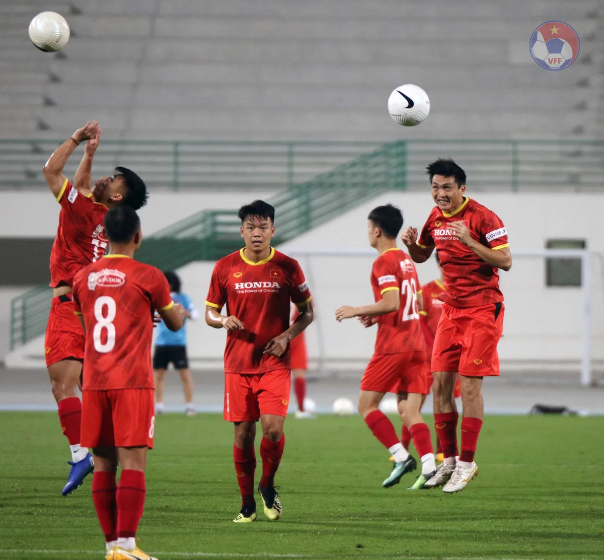 Chùm ảnh: Buổi tập thứ 2 của ĐT Việt Nam tại UAE - Ảnh 8. Chùm ảnh: Buổi tập thứ 2 của ĐT Việt Nam tại UAE - Ảnh 8.