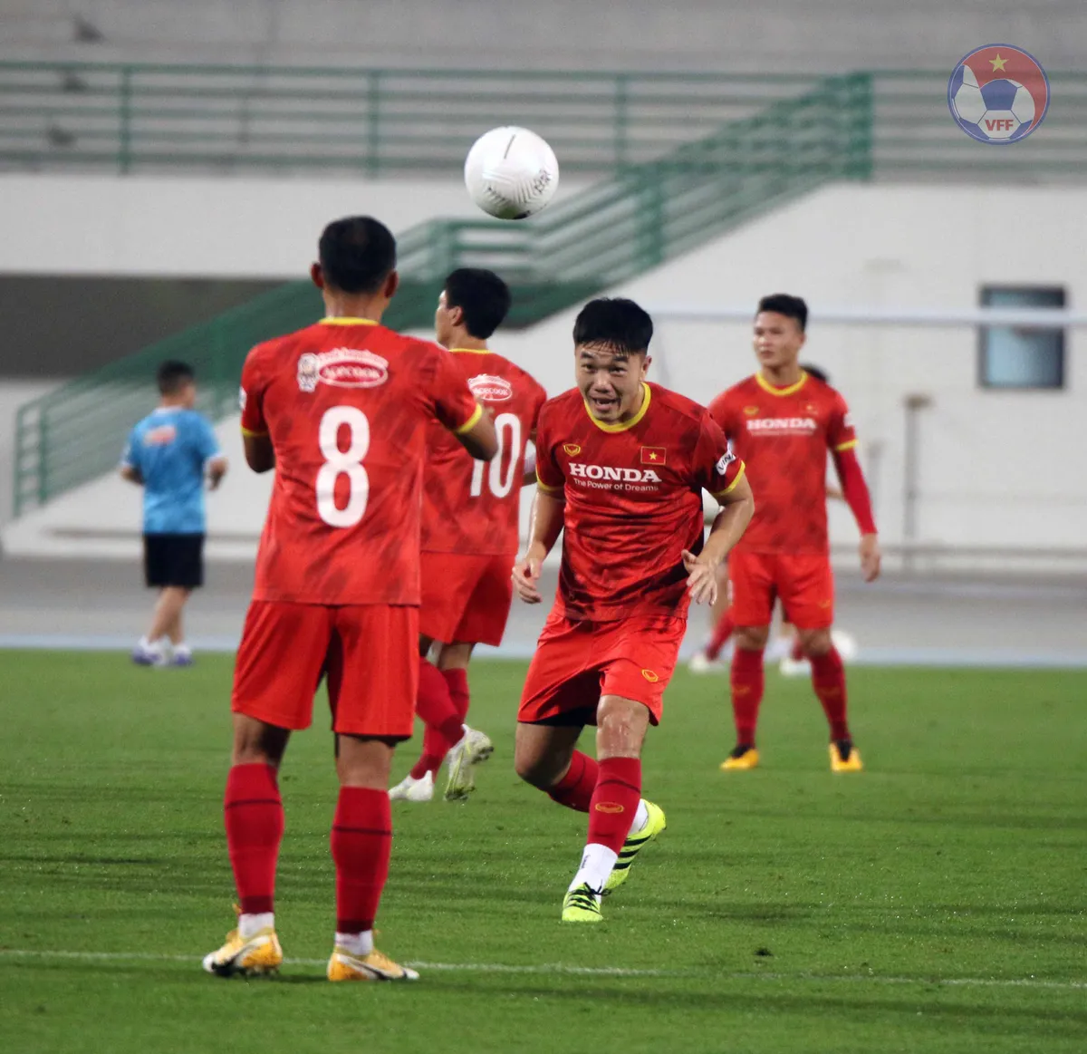 Chùm ảnh: Buổi tập thứ 2 của ĐT Việt Nam tại UAE - Ảnh 7. Chùm ảnh: Buổi tập thứ 2 của ĐT Việt Nam tại UAE - Ảnh 7.
