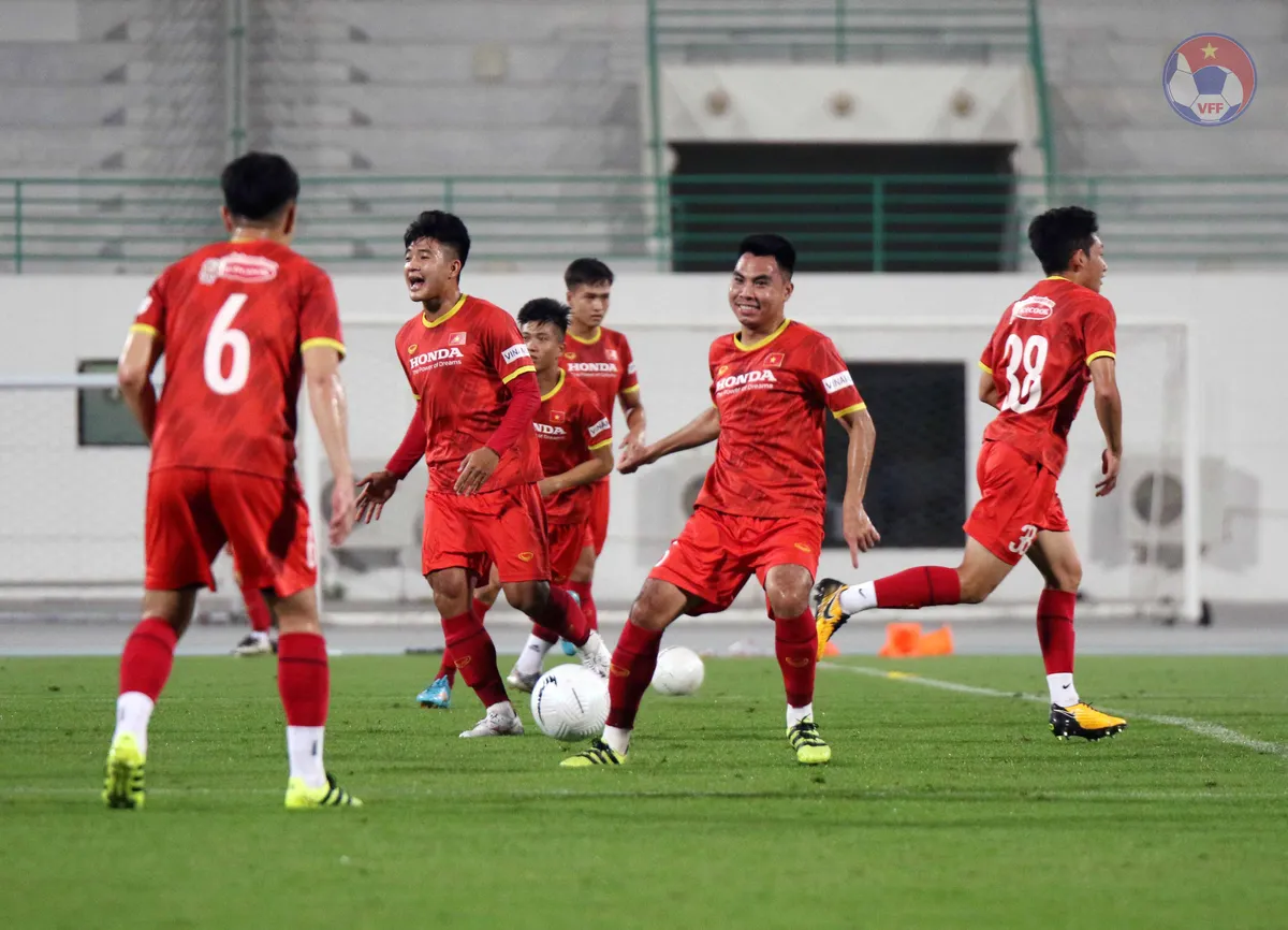 Chùm ảnh: Buổi tập thứ 2 của ĐT Việt Nam tại UAE - Ảnh 18. Chùm ảnh: Buổi tập thứ 2 của ĐT Việt Nam tại UAE - Ảnh 18.