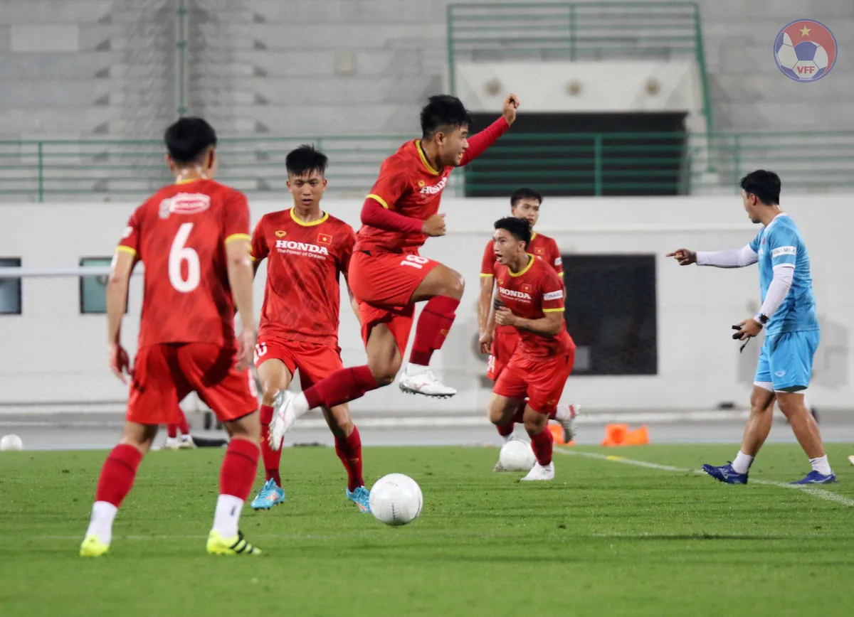 Chùm ảnh: Buổi tập thứ 2 của ĐT Việt Nam tại UAE - Ảnh 16. Chùm ảnh: Buổi tập thứ 2 của ĐT Việt Nam tại UAE - Ảnh 16.