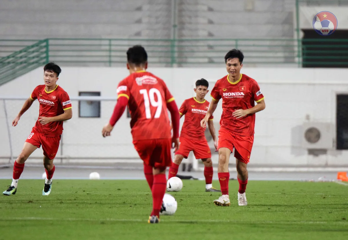 Chùm ảnh: Buổi tập thứ 2 của ĐT Việt Nam tại UAE - Ảnh 15. Chùm ảnh: Buổi tập thứ 2 của ĐT Việt Nam tại UAE - Ảnh 15.