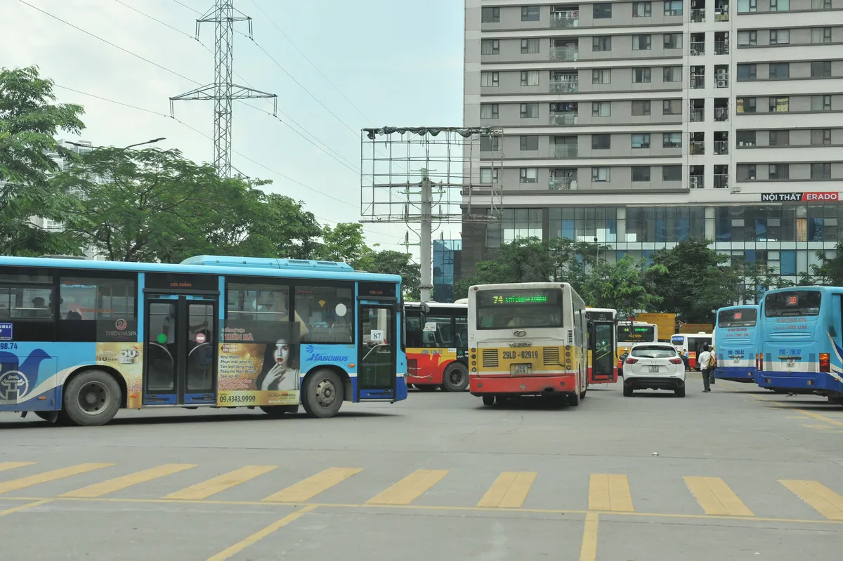 Người dân rục rịch trở về Hà Nội sau kì nghỉ lễ, nghiêm túc đeo khẩu trang - Ảnh 16.