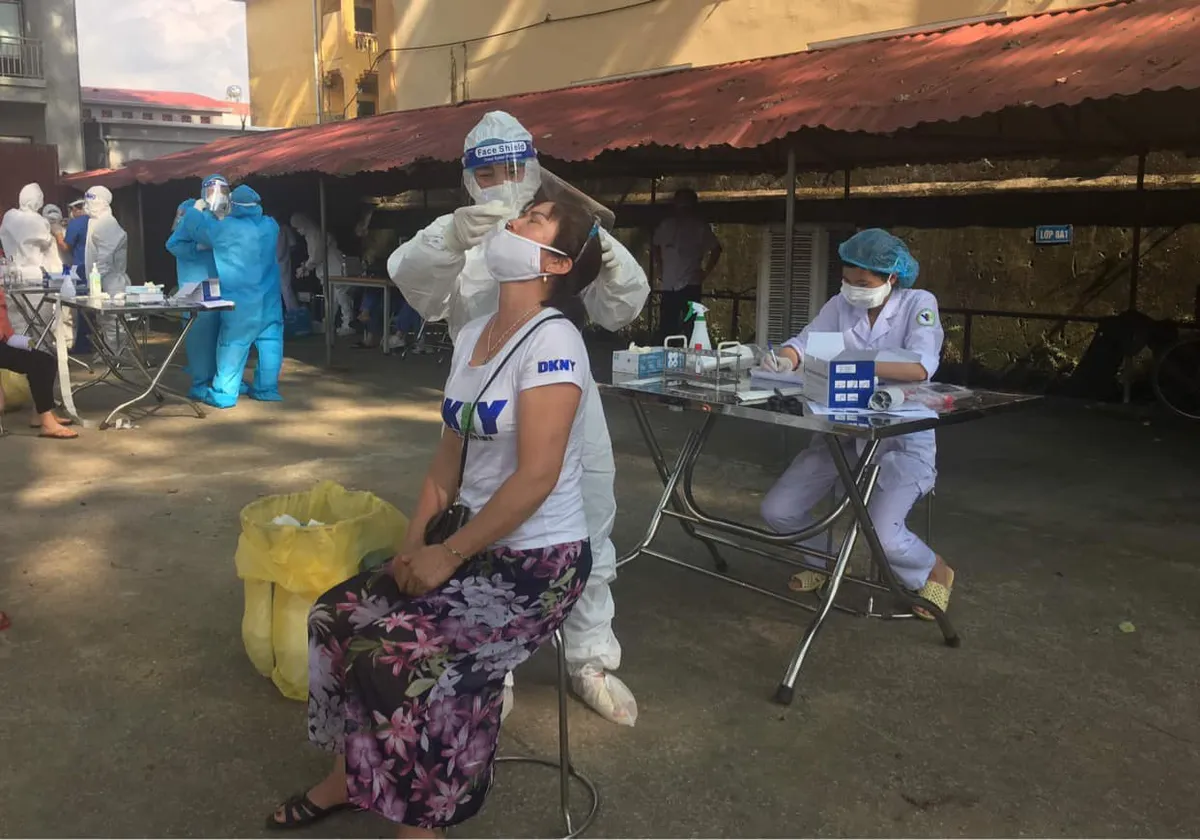 50 giảng viên, sinh viên Đại học Y Hà Nội lấy mẫu xét nghiệm tại điểm nóng Yên Phong, Bắc Ninh - Ảnh 3. 50 giảng viên, sinh viên Đại học Y Hà Nội lấy mẫu xét nghiệm tại điểm nóng Yên Phong, Bắc Ninh - Ảnh 3.