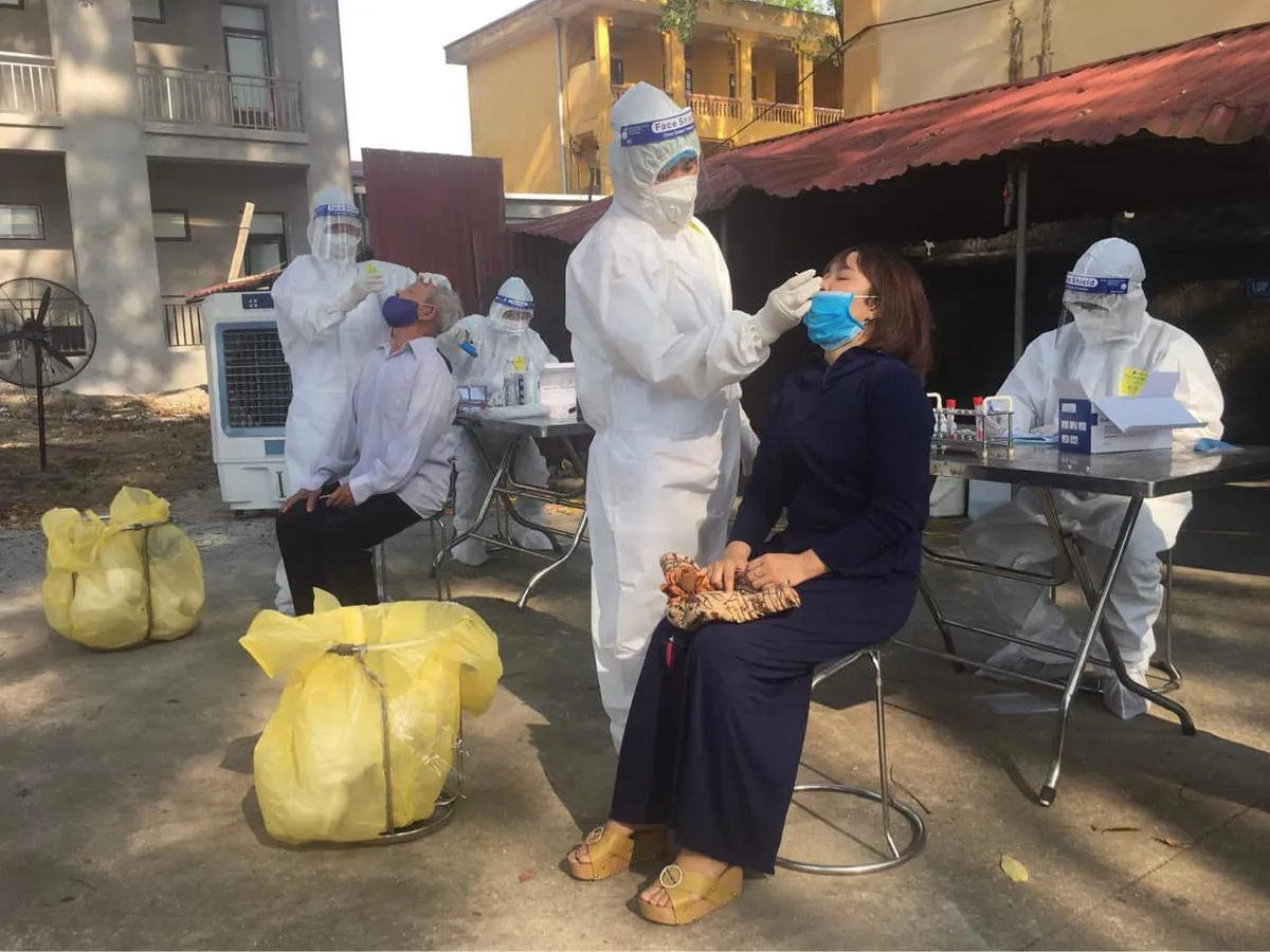 50 giảng viên, sinh viên Đại học Y Hà Nội lấy mẫu xét nghiệm tại điểm nóng Yên Phong, Bắc Ninh - Ảnh 2. 50 giảng viên, sinh viên Đại học Y Hà Nội lấy mẫu xét nghiệm tại điểm nóng Yên Phong, Bắc Ninh - Ảnh 2.