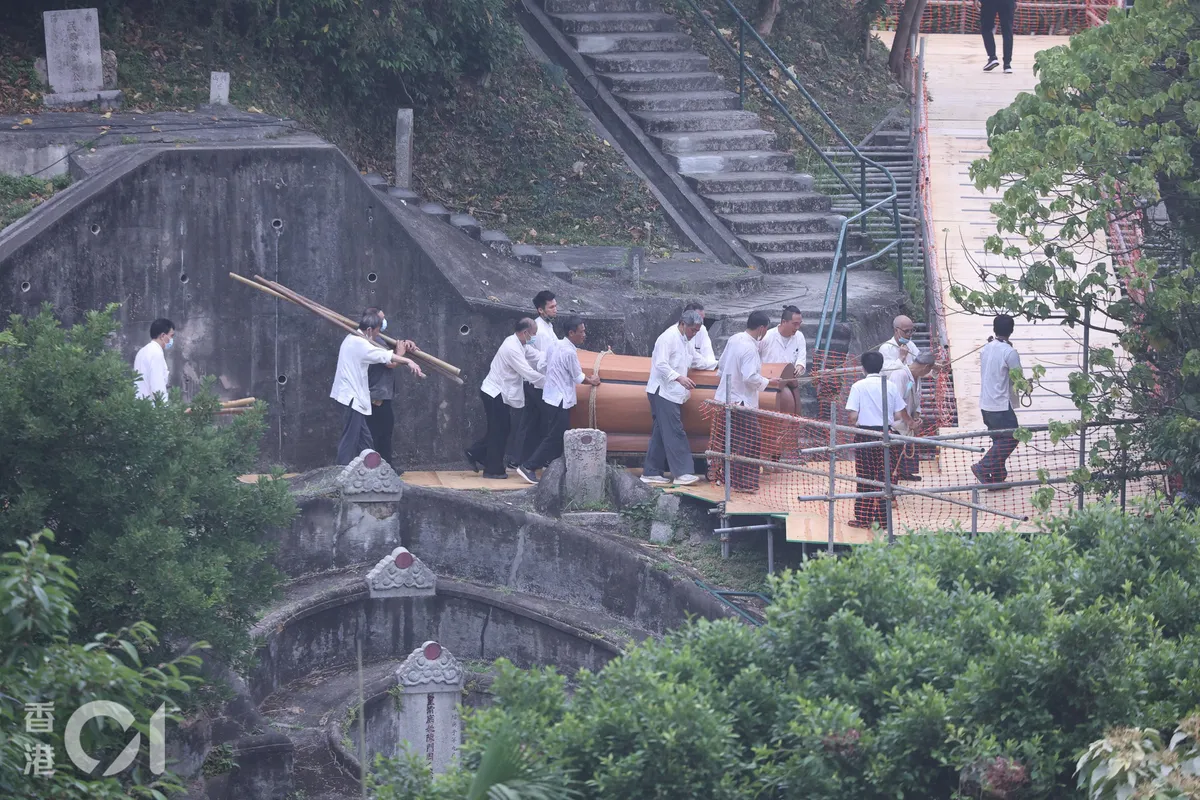 Vua s&ograve;ng b&agrave;i H&agrave; Hồng S&acirc;n đ&atilde; được ch&ocirc;n cất sau 1 năm qua đời, quan t&agrave;i trị gi&aacute; 8 triệu đ&ocirc; la Hong Kong - Ảnh 4.