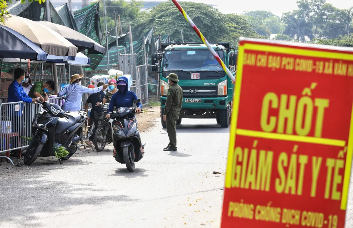 Huyện Đông Anh lập chốt kiểm soát chặt chẽ khu vực giáp ranh Hà Nội - Bắc Ninh - Ảnh 9.