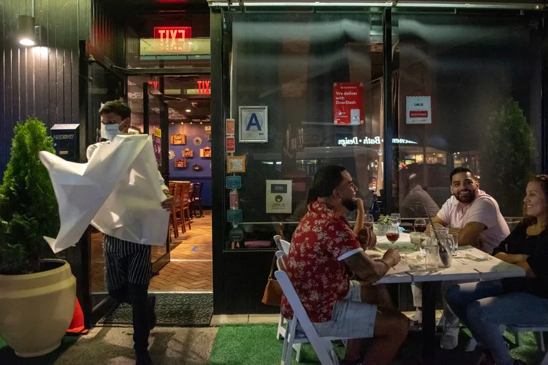 Ngành nhà hàng, dịch vụ tại Mỹ “đỏ mắt” tìm nhân viên - Ảnh 1.