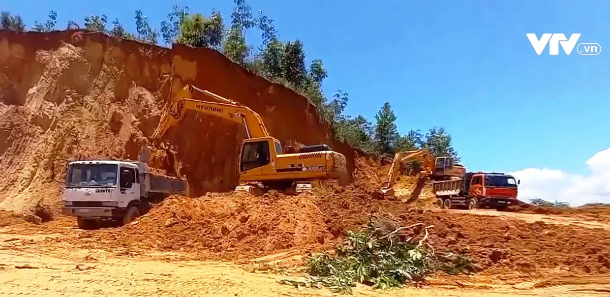 Nhiều quả đồi tại L&acirc;m Đồng bị biến dạng nghi&ecirc;m trọng - Ảnh 1.