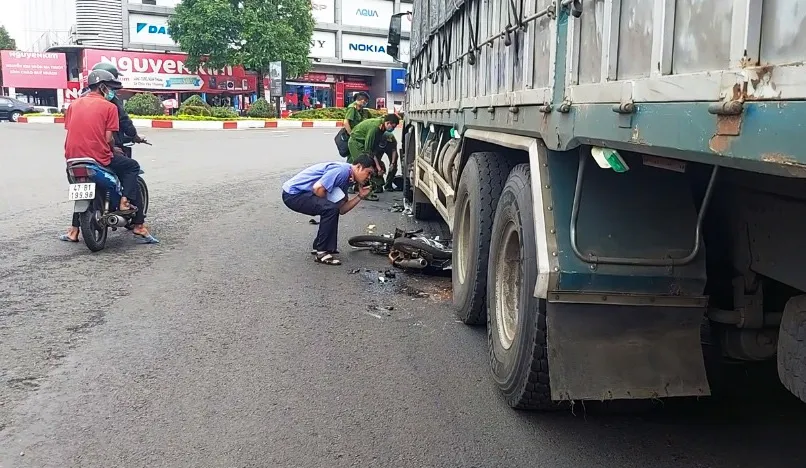 Xe tải va chạm với xe máy, một học sinh lớp 12 tử vong - Ảnh 1.