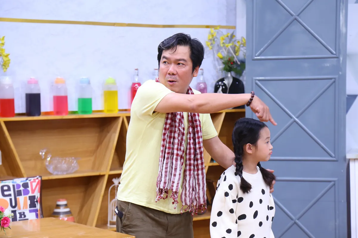 Cô bé đáng yêu Bảo Thi trong “Lật mặt 48h” bỗng trở thành con gái của Lâm Thắng trong sitcom mới - Ảnh 4.