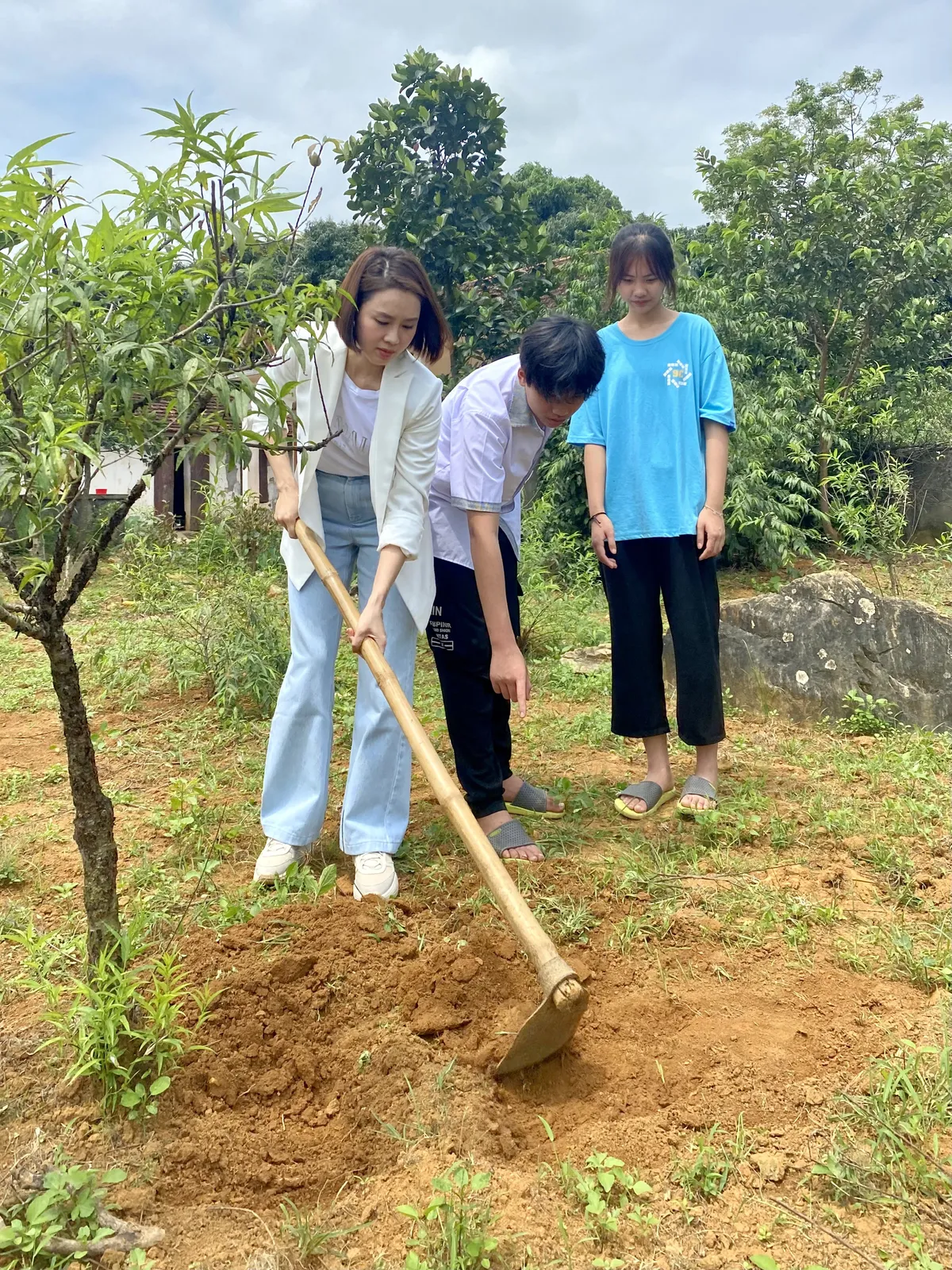 Hồng Diễm phim Hướng dương ngược nắng cuốc đất, tặng học bổng cho 2 em nhỏ ở Tam Điệp, Ninh Bình - Ảnh 1.