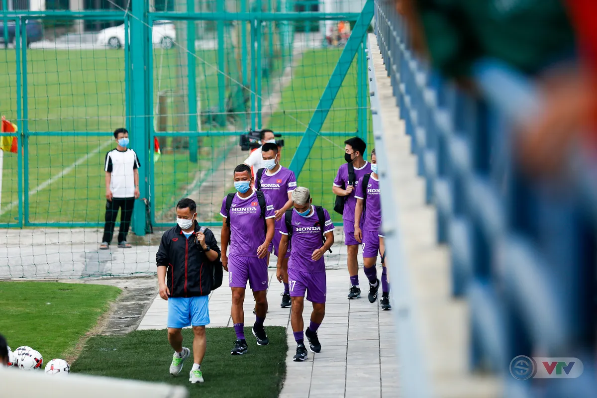 ĐT Việt Nam tập buổi đầu tiên chuẩn bị vòng loại World Cup 2022: Diện mạo mới từ những bộ trang phục - Ảnh 1.