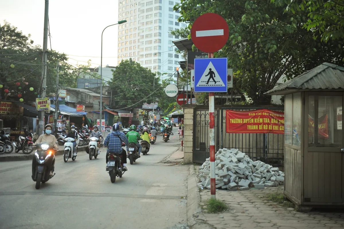 Biển cấm “vô hình”, hàng trăm phương tiện vi phạm giờ cao điểm - Ảnh 1.