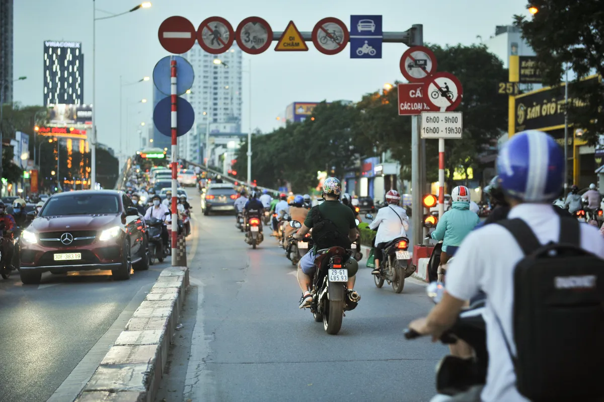 Biển cấm “vô hình”, hàng trăm phương tiện vi phạm giờ cao điểm - Ảnh 5.