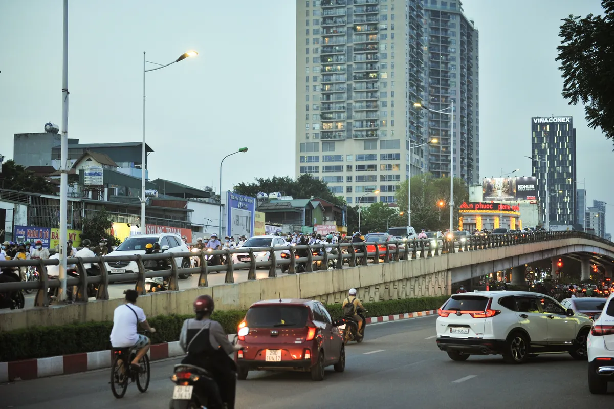 Biển cấm “vô hình”, hàng trăm phương tiện vi phạm giờ cao điểm - Ảnh 6.