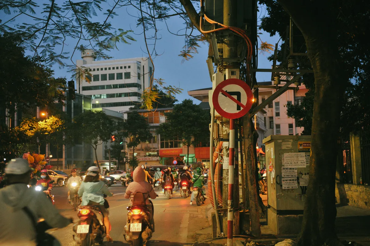 Biển cấm “vô hình”, hàng trăm phương tiện vi phạm giờ cao điểm - Ảnh 7.