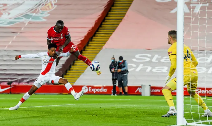 Vượt qua Southampton, Liverpool trở lại cuộc đua Top 4 - Ảnh 1. Vượt qua Southampton, Liverpool trở lại cuộc đua Top 4 - Ảnh 1.