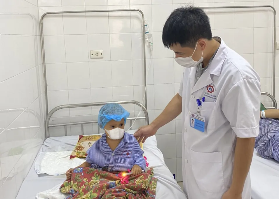Phẫu thuật cứu bệnh nhi 4 tuổi bị mảnh vỡ xương sọ găm xuyên não - Ảnh 1. Phẫu thuật cứu bệnh nhi 4 tuổi bị mảnh vỡ xương sọ găm xuyên não - Ảnh 1.