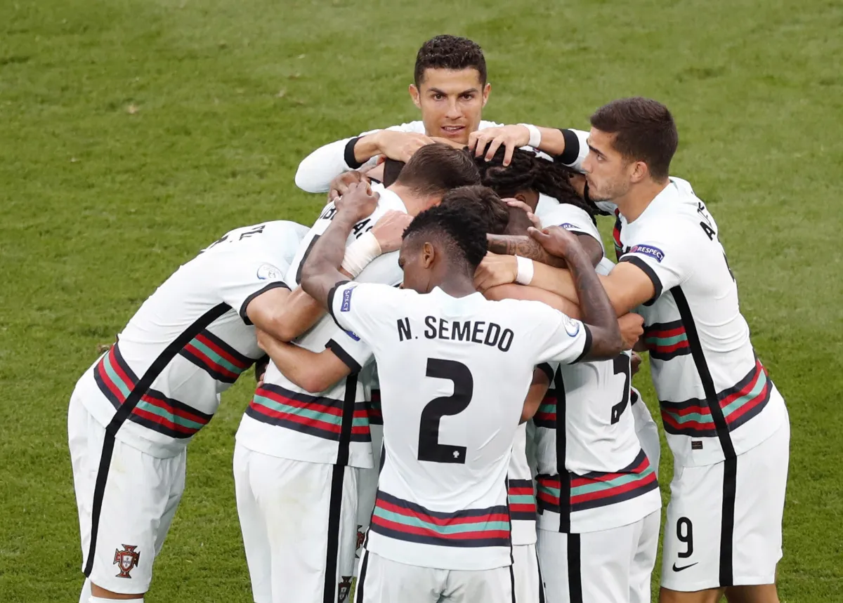 Cris Ronaldo lập kỷ lục ghi bàn không tưởng ở Euro - Ảnh 2. Cris Ronaldo lập kỷ lục ghi bàn không tưởng ở Euro - Ảnh 2.