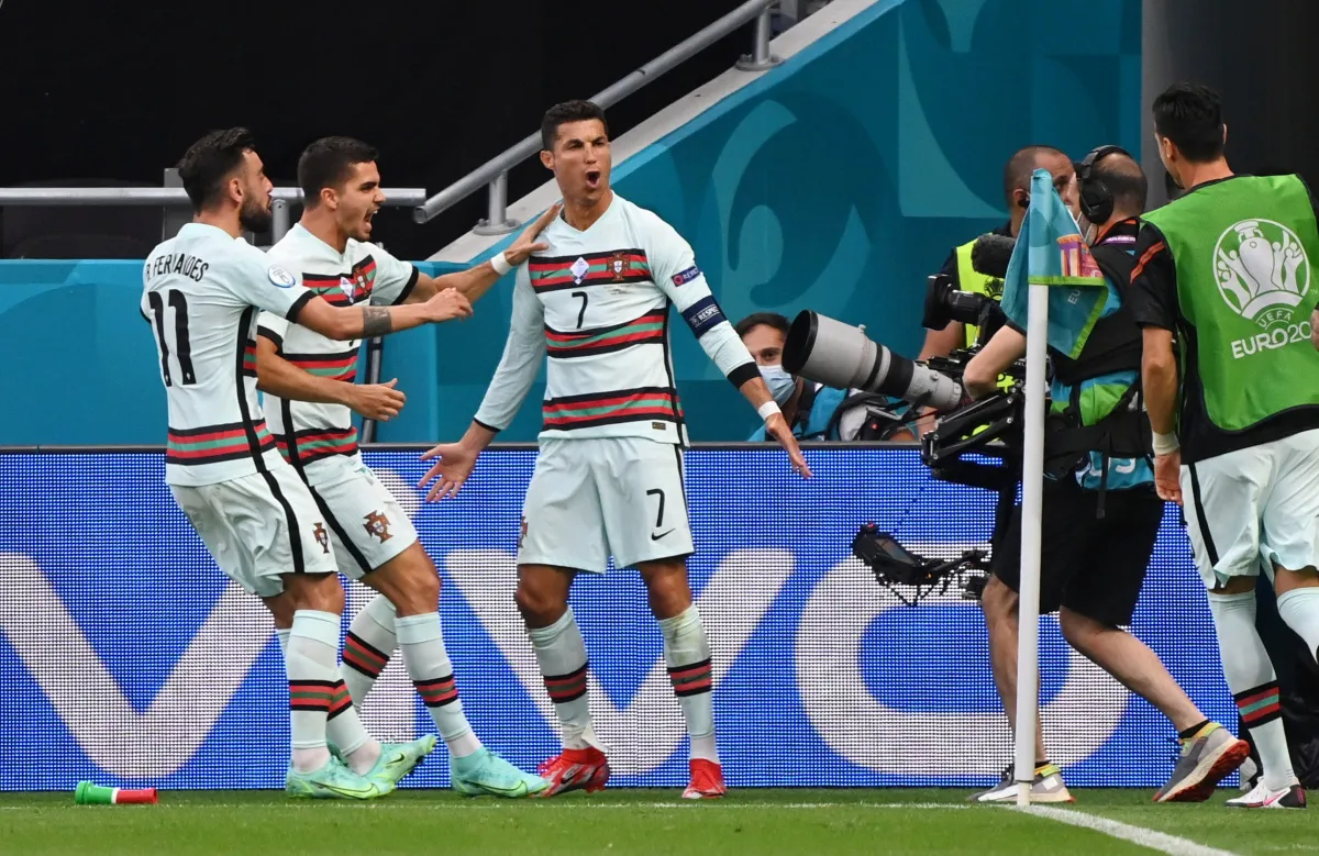 Cris Ronaldo lập kỷ lục ghi bàn không tưởng ở Euro - Ảnh 1. Cris Ronaldo lập kỷ lục ghi bàn không tưởng ở Euro - Ảnh 1.
