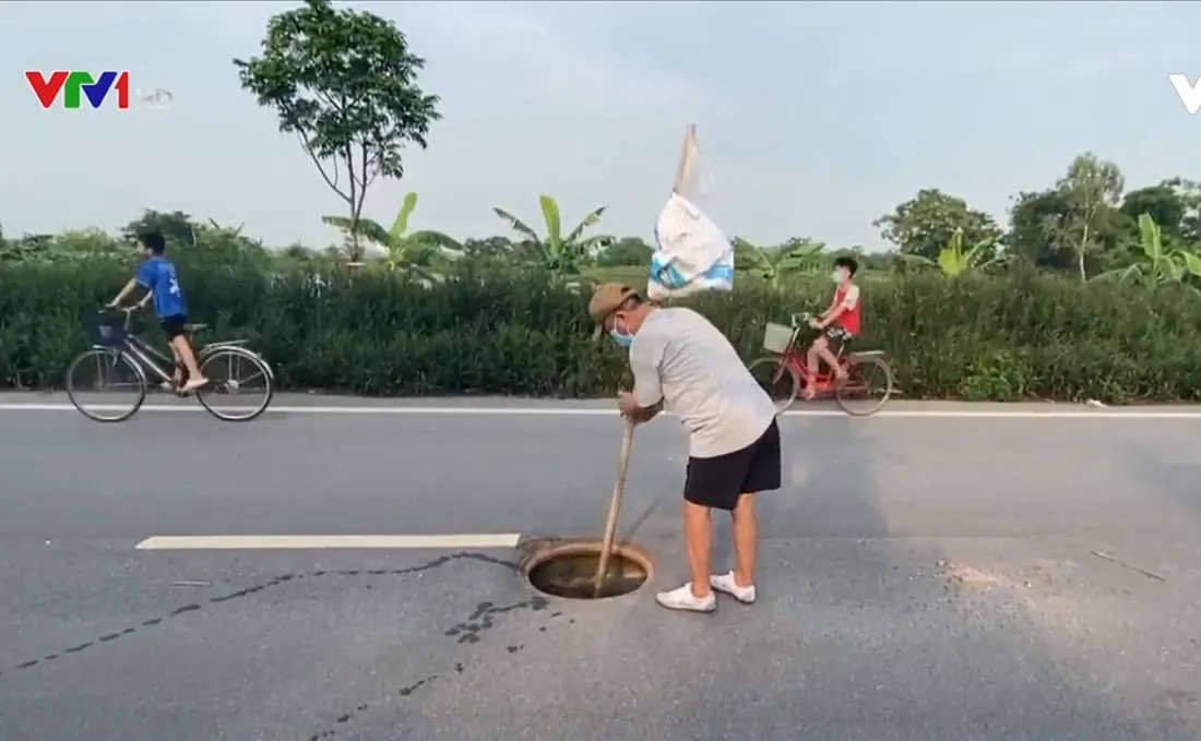 Tai nạn chết người từ những hố ga mất nắp nằm giữa đường - Ảnh 2.