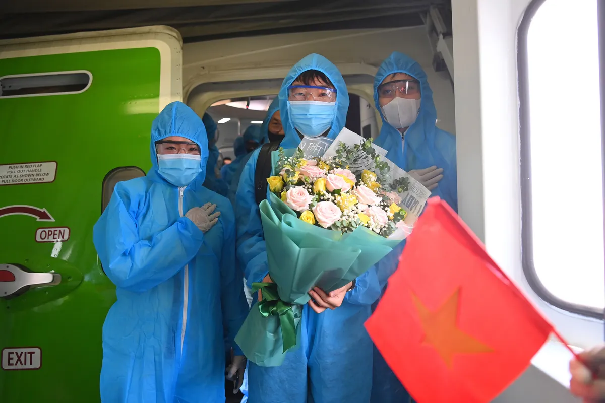 Thầy trò HLV Park Hang Seo về tới TP Hồ Chí Minh - Ảnh 2.
