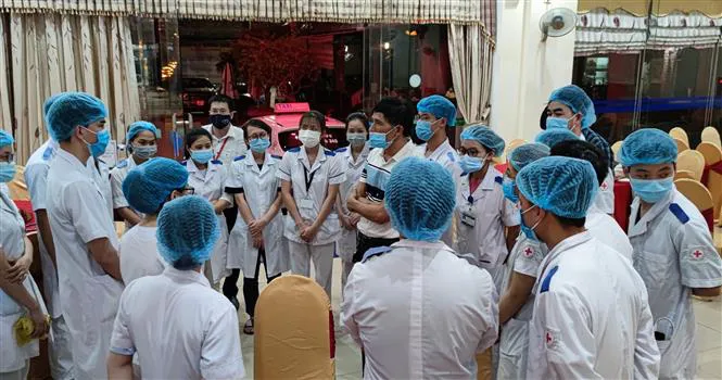 Xuyên đêm lấy 6.000 mẫu xét nghiệm liên quan ca bệnh COVID-19 mới ở Diễn Châu, Nghệ An - Ảnh 1.