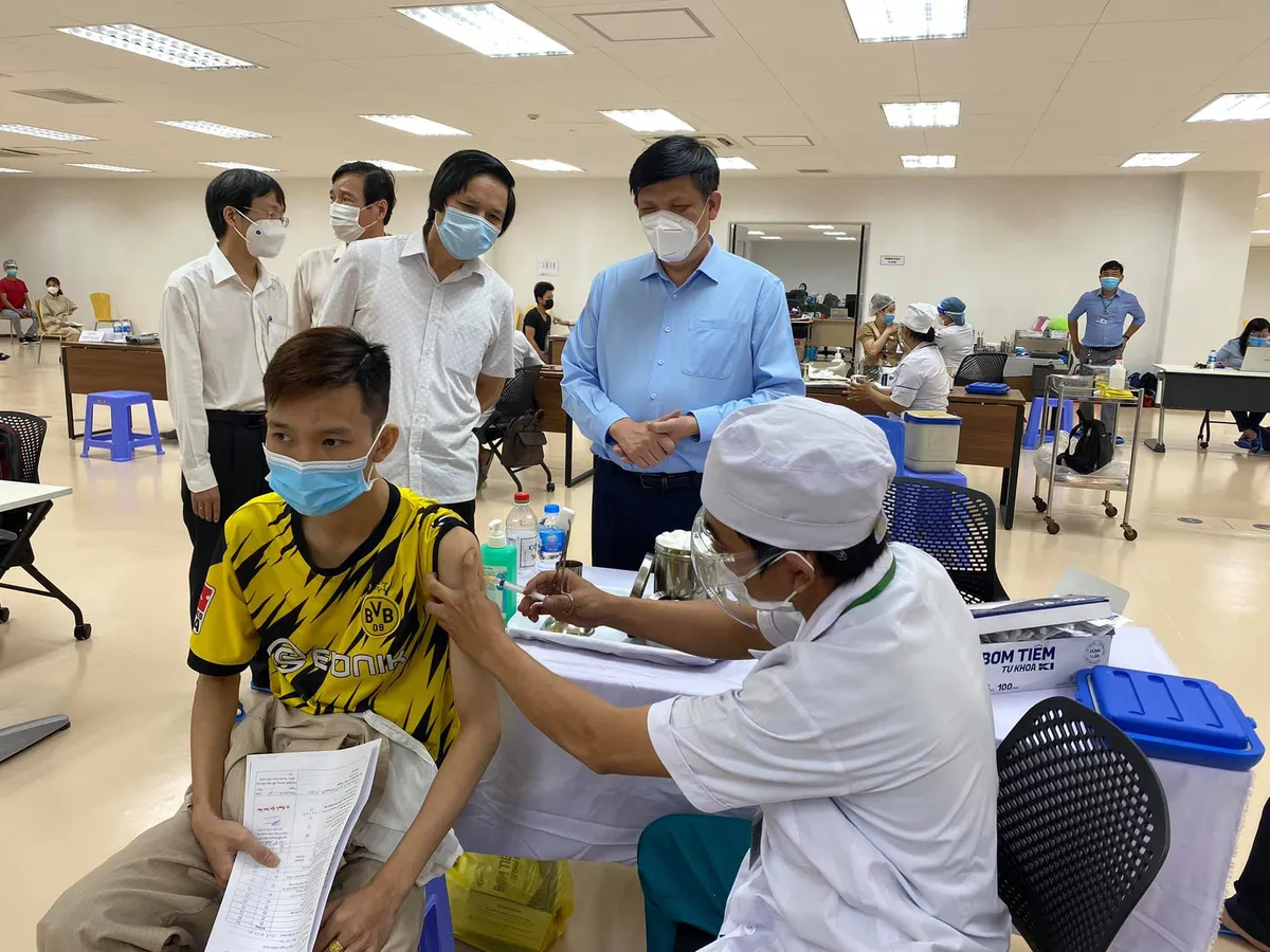 TP Hồ Chí Minh dự kiến hoàn thành tiêm vaccine ngừa COVID-19 ‘thần tốc’ vào 26/6 - Ảnh 1.