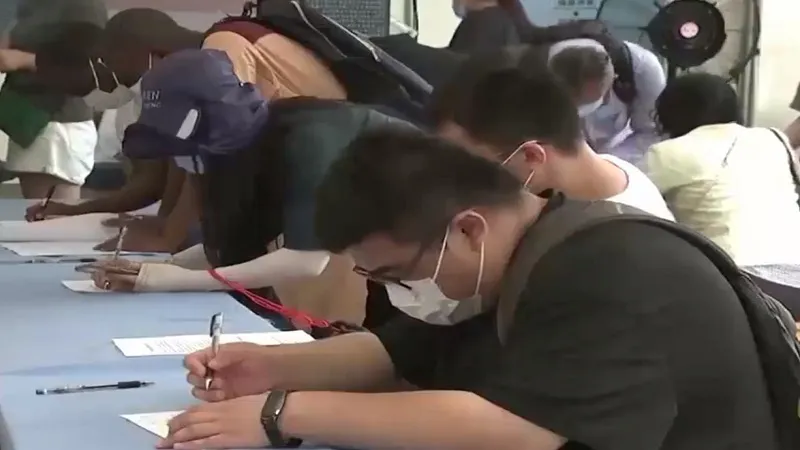 Trung Quốc duy tr&igrave; số ca mắc mới ở mức thấp, chưa vội mở cửa hoạt động đi lại - Ảnh 1.