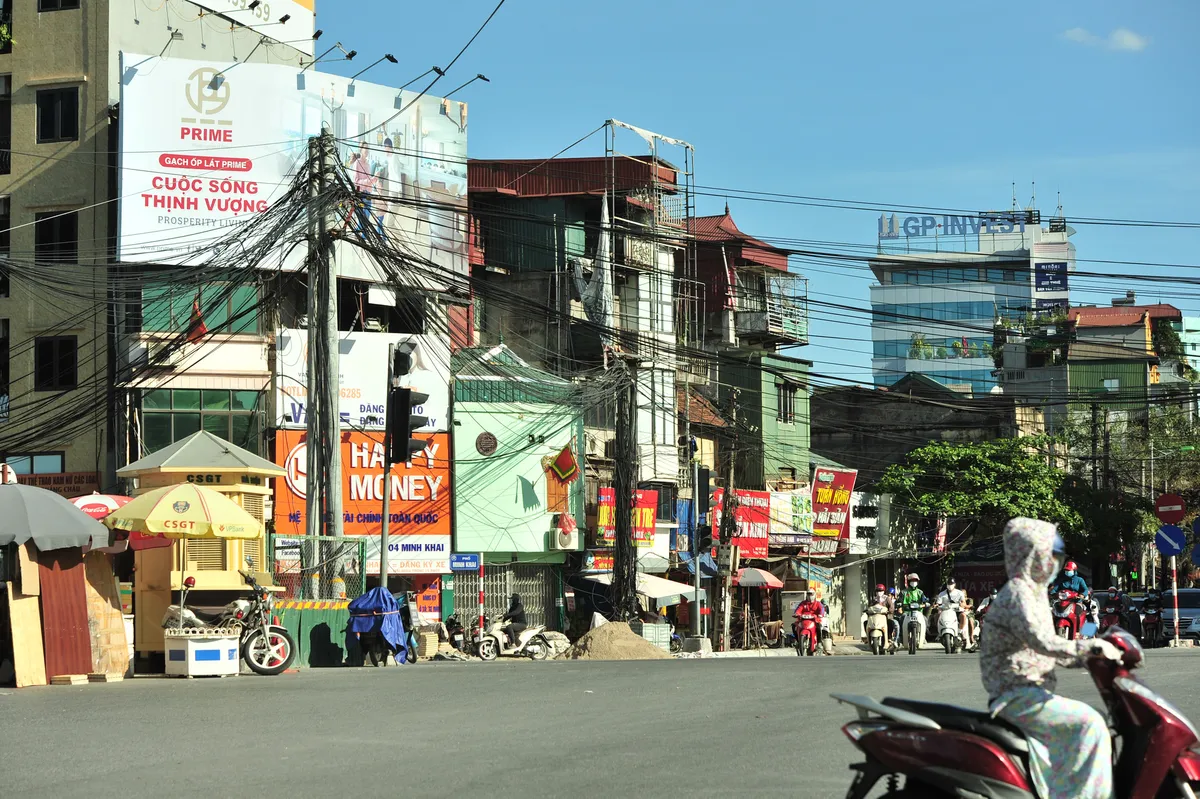 Dây điện chằng chịt: Mối nguy treo lơ lửng trên đầu người dân - Ảnh 1.