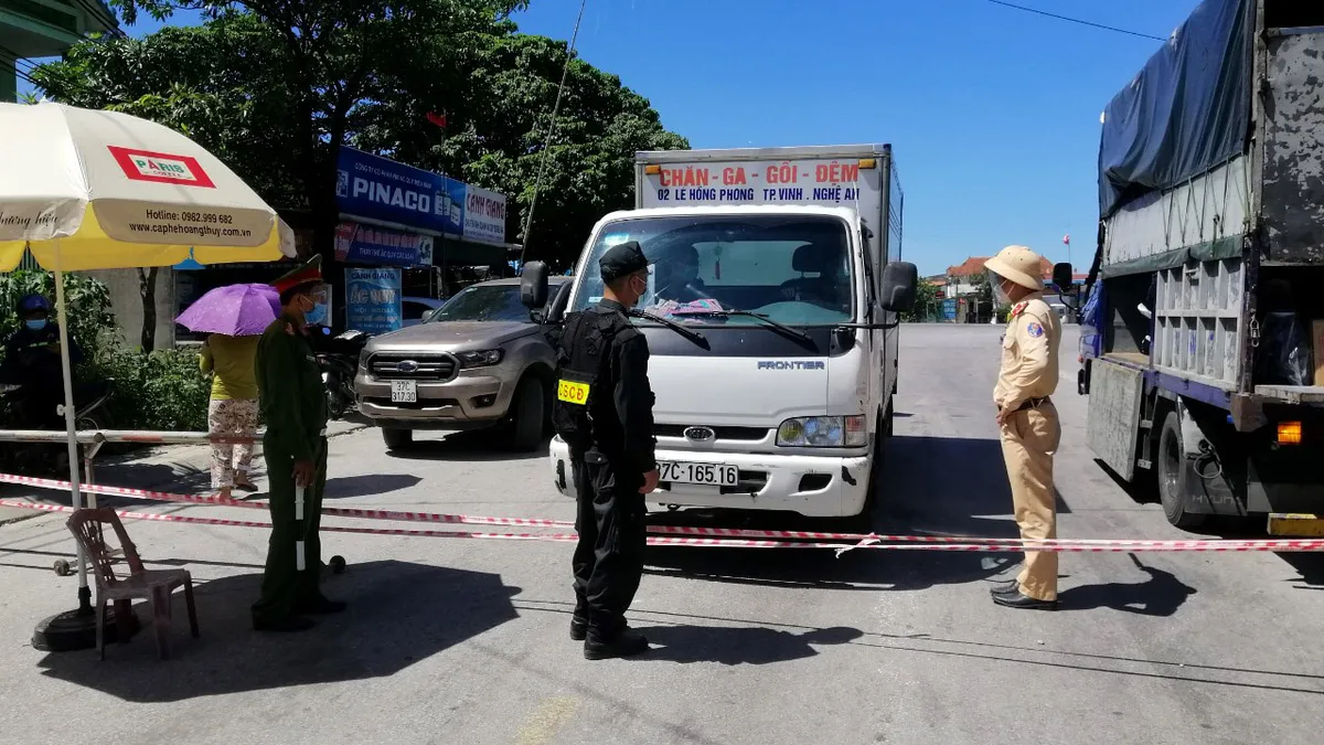 Xét nghiệm tầm soát toàn bộ TP Vinh, thực hiện nghiêm Chỉ thị 16 nhưng không được ngăn sông cấm chợ - Ảnh 2.