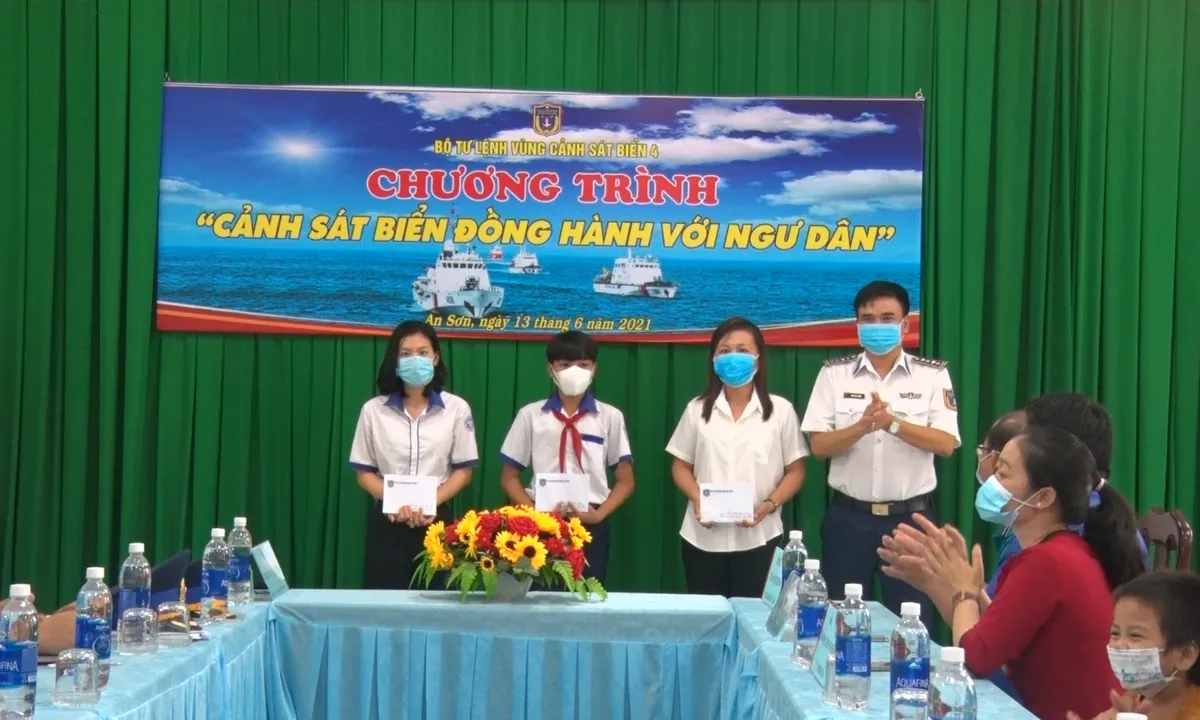 Cảnh sát biển tổ chức huấn luyện và bắn súng pháo trên biển - Ảnh 5.