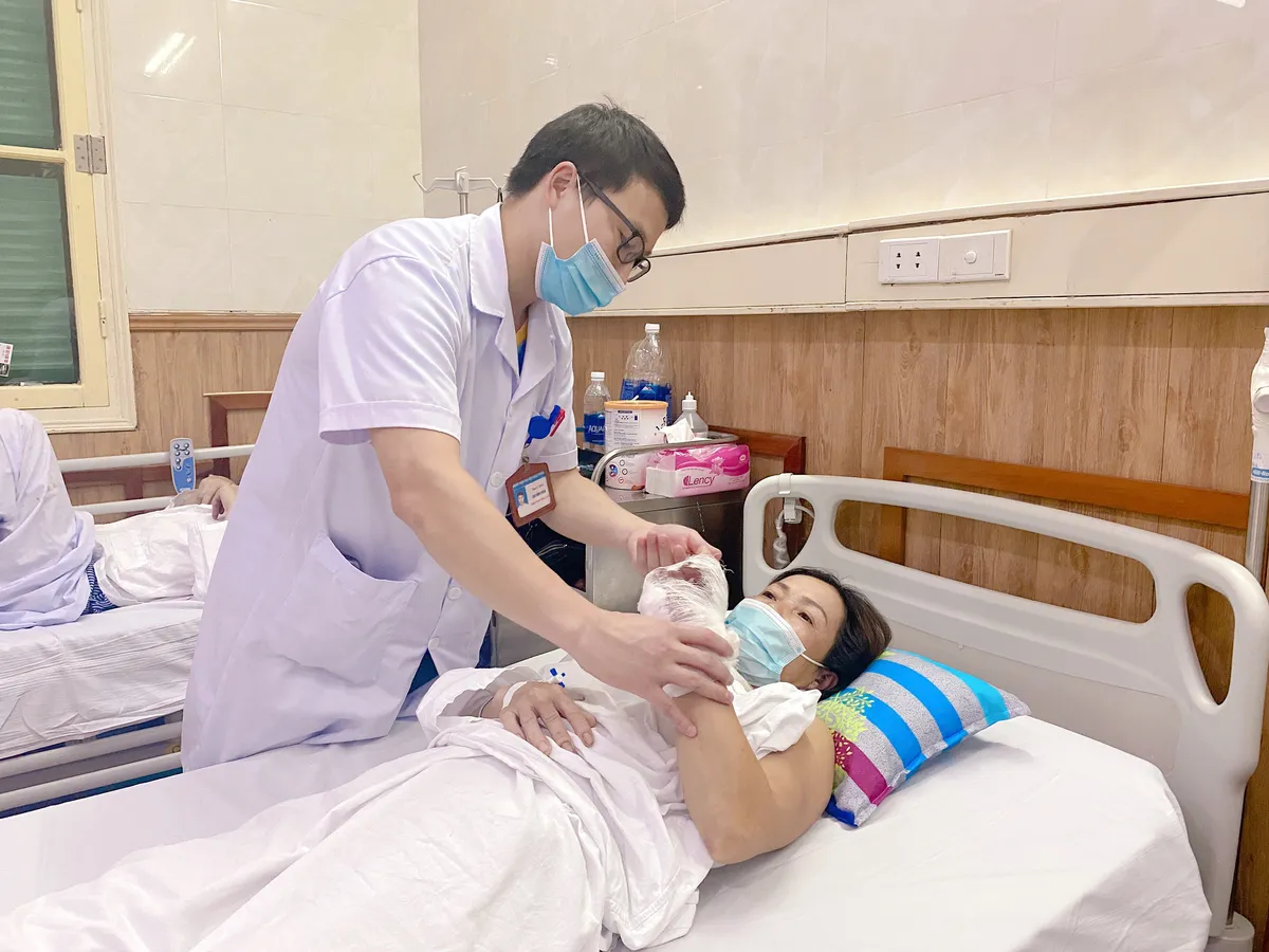 Nhập viện cấp cứu vì bàn tay bị cuốn vào máy xay - Ảnh 1.