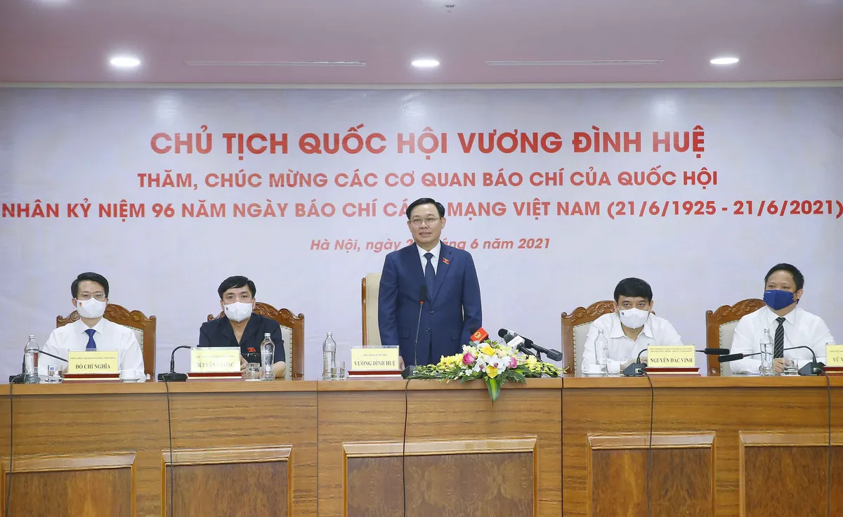 Chủ tịch Quốc hội: Báo chí phải thực sự là cầu nối giữa các cơ quan dân cử với nhân dân - Ảnh 1.