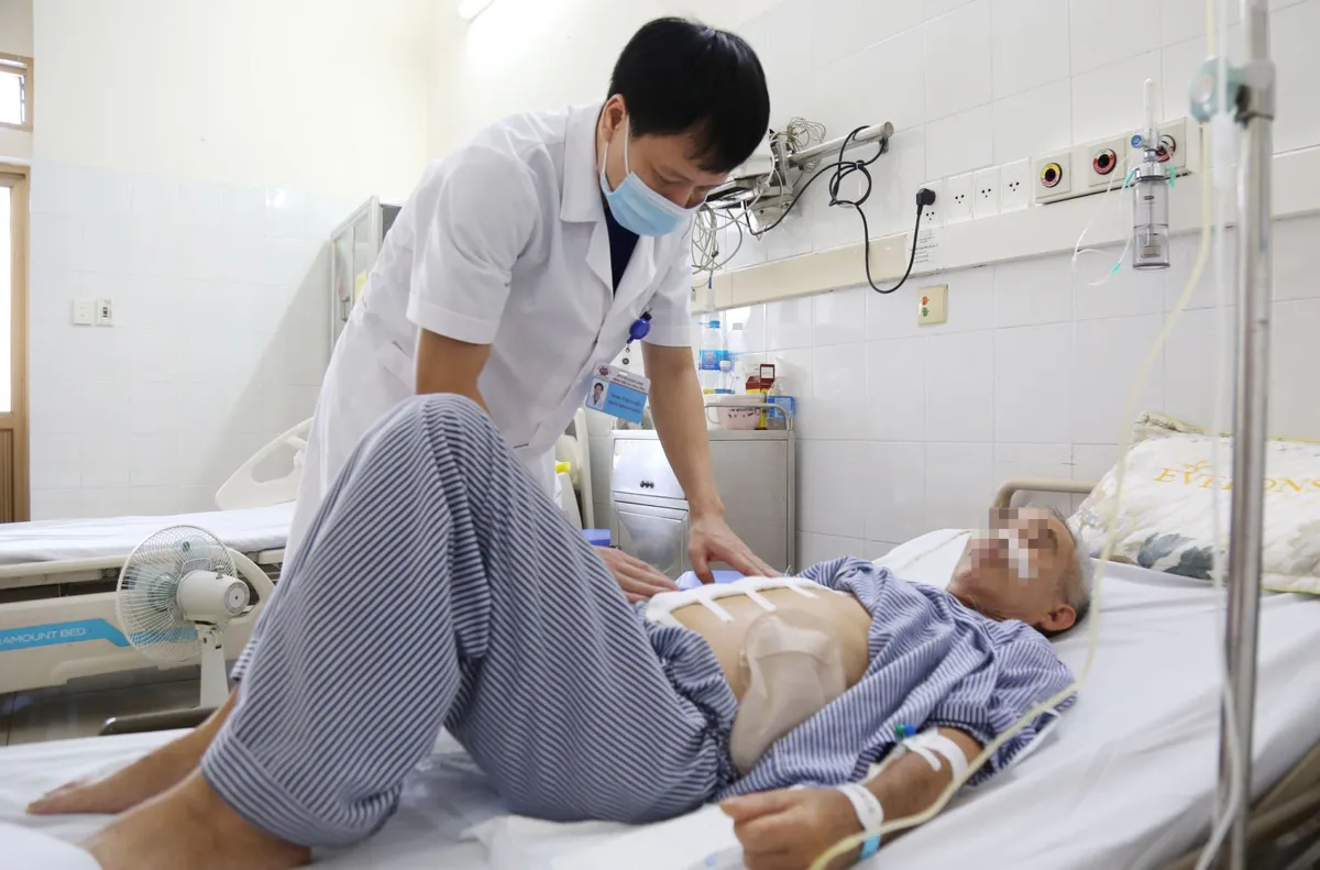 Nhập viện cấp cứu vì khối u lớn trong bụng vỡ - Ảnh 3. Nhập viện cấp cứu vì khối u lớn trong bụng vỡ - Ảnh 3.