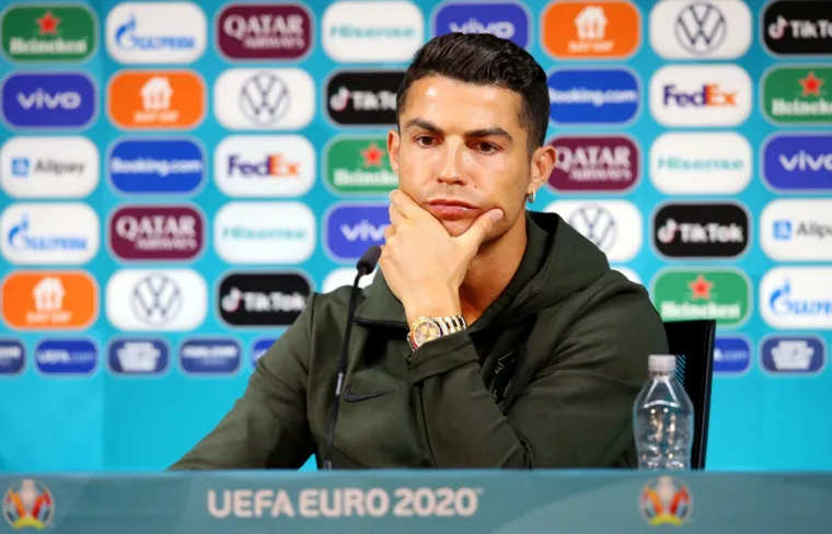 Truyền thông xã hội lên ngôi: C.Ronaldo làm những gì mình thích, Coca-Cola phải chấp nhận những gì anh làm - Ảnh 1. Truyền thông xã hội lên ngôi: C.Ronaldo làm những gì mình thích, Coca-Cola phải chấp nhận những gì anh làm - Ảnh 1.