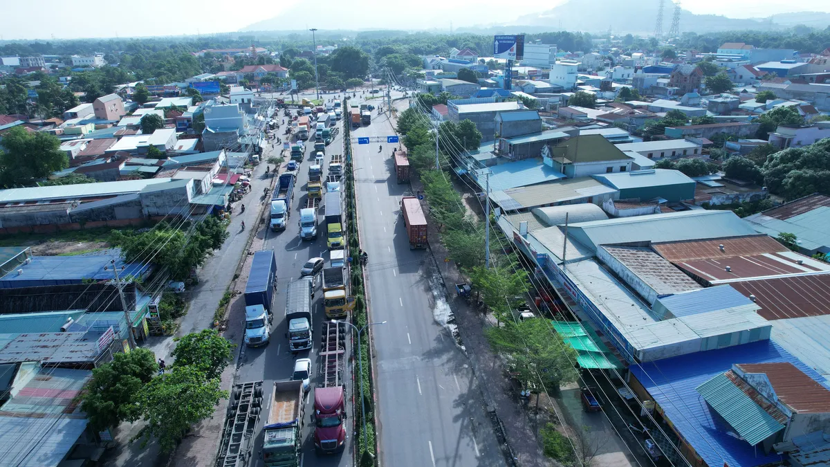 Tắc nghẽn nhiều giờ đường vào cảng quốc tế Cái Mép - Thị Vải - Ảnh 2.