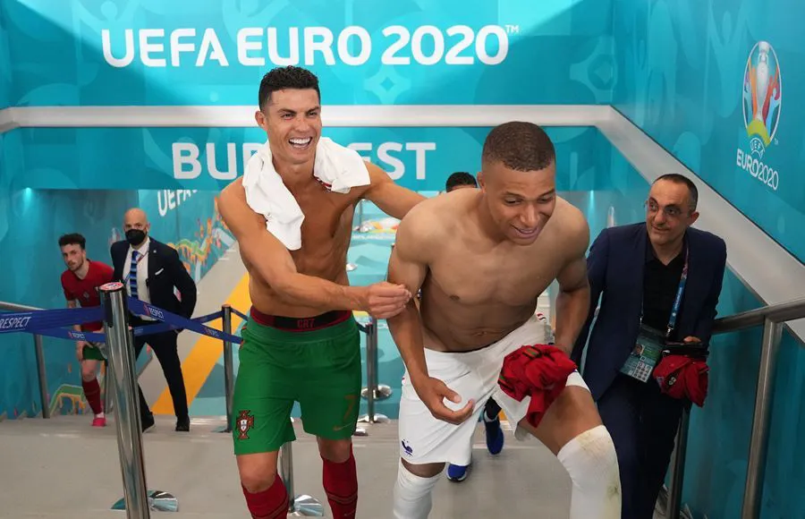 Ronaldo và Mbappe vui vẻ đổi áo cho nhau - Ảnh 1.