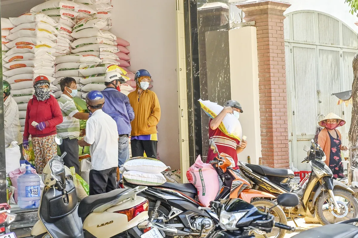 Thành phố Phan Thiết, Tuy Hòa thực hiện giãn cách xã hội theo nguyên tắc Chỉ thị 15 - Ảnh 1.