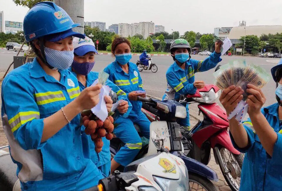 Công nhân vệ sinh môi trường bị nợ lương trong phóng sự của VTV rưng rưng cảm động khi nhận tiền ủng hộ - Ảnh 2.