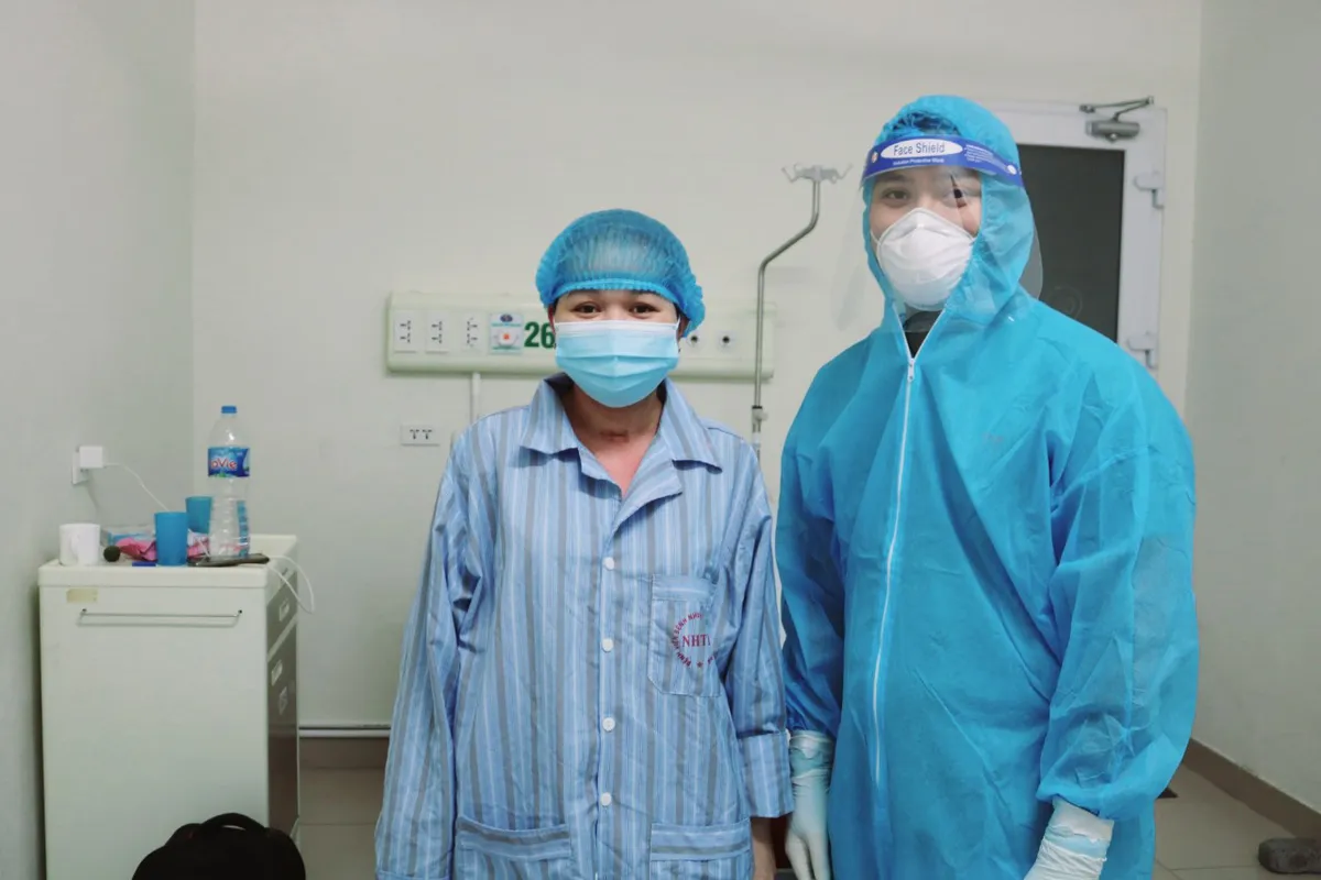Nữ bệnh nhân mắc COVID-19 nguy kịch, mang thai 35 tuần được cứu sống cả mẹ và con - Ảnh 1. Nữ bệnh nhân mắc COVID-19 nguy kịch, mang thai 35 tuần được cứu sống cả mẹ và con - Ảnh 1.