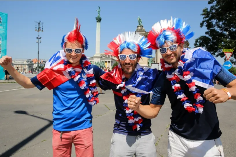 Nhầm lẫn Budapest với Bucharest, các CĐV Pháp lạc sang tận Romania xem EURO 2020 - Ảnh 1. Nhầm lẫn Budapest với Bucharest, các CĐV Pháp lạc sang tận Romania xem EURO 2020 - Ảnh 1.