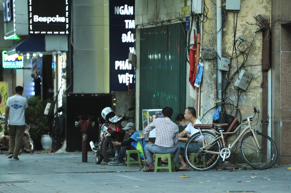 Quán nước vỉa hè ở Hà Nội đông đúc sau lệnh nới lỏng - Ảnh 4.