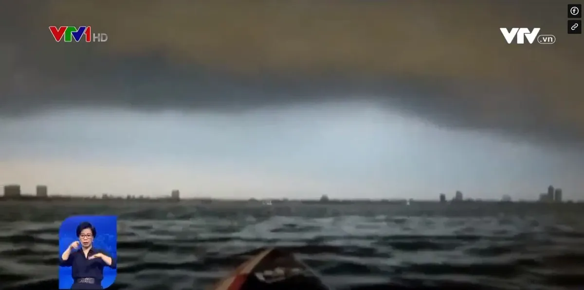 Cảnh b&aacute;o nguy hiểm khi ch&egrave;o thuyền ở Hồ T&acirc;y - Ảnh 1.