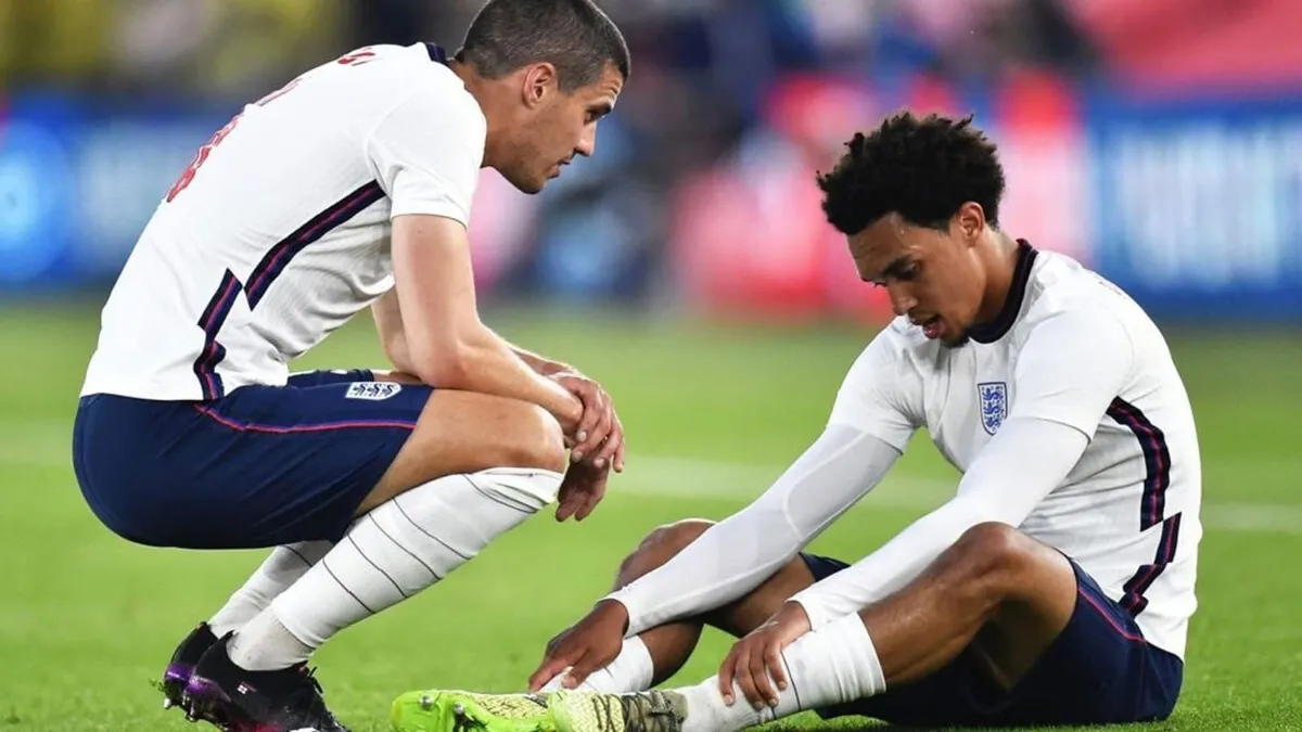 Alexander-Arnold chấn thương, nguy cơ chia tay EURO 2020 - Ảnh 1. Alexander-Arnold chấn thương, nguy cơ chia tay EURO 2020 - Ảnh 1.